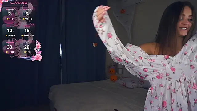 Snapshot of LoraDavi chatting on 11.07.25 LoraDavi online show from 11.07.25