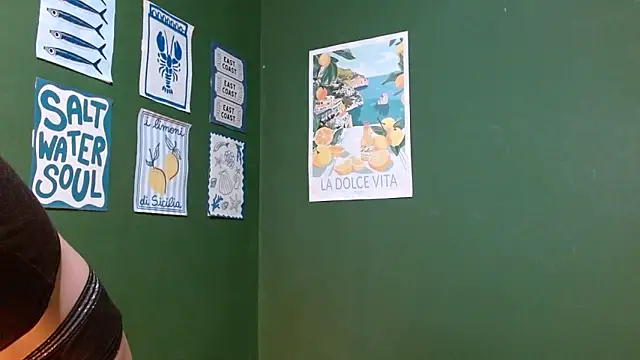 Roxiehood online show from 10.31.25