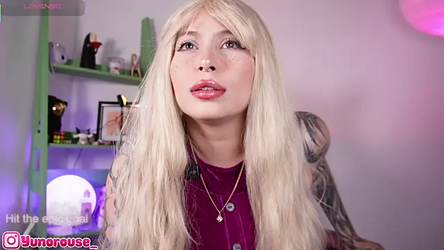 Snapshot of YunoRose_ chatting on 10.18.25 YunoRose online show from 10.18.25