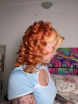 Snapshot of YunoRose_ chatting on 10.19.25 YunoRose online show from 10.19.25