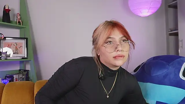 Snapshot of YunoRose_ chatting on 12.19.25 YunoRose online show from 12.19.25