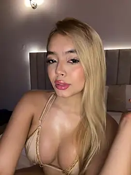 Mia Roswell online show from 04.30.26