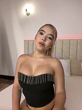 Snapshot of Mia_Roswell chatting on 06.19.26 Mia Roswell online show from 06.19.26