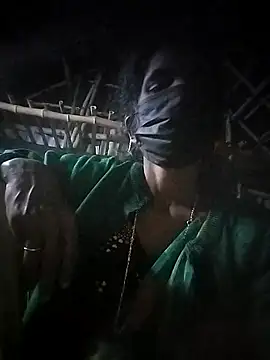 Snapshot of Tamilauntyhot chatting on 11.18.25 Tamilauntyhot online show from 11.18.25