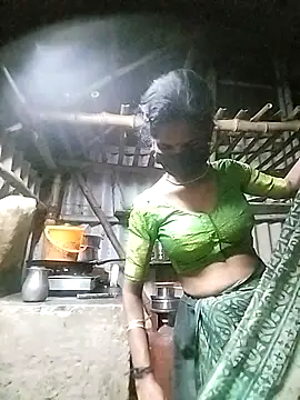 Snapshot of Tamilauntyhot chatting on 11.30.25 Tamilauntyhot online show from 11.30.25