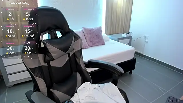 Snapshot of megara_x_ chatting on 10.18.25 megara x online show from 10.18.25