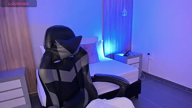 Snapshot of megara_x_ chatting on 10.25.25 megara x online show from 10.25.25