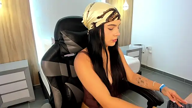 Snapshot of megara_x_ chatting on 11.04.25 megara x online show from 11.04.25