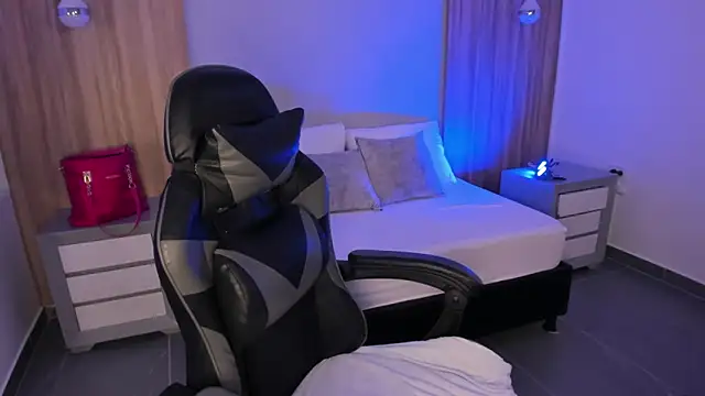 Snapshot of megara_x_ chatting on 12.02.25 megara x online show from 12.02.25