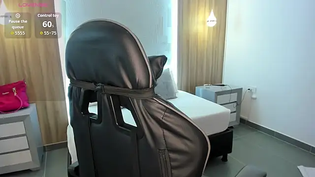 Snapshot of megara_x_ chatting on 12.05.25 megara x online show from 12.05.25