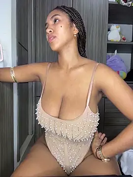 Snapshot of Mia_sweet80 chatting on 12.21.25 Mia sweet80 online show from 12.21.25