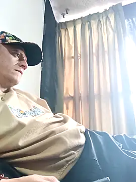 Snapshot of leon8013A chatting on 11.12.25 leon8013A online show from 11.12.25