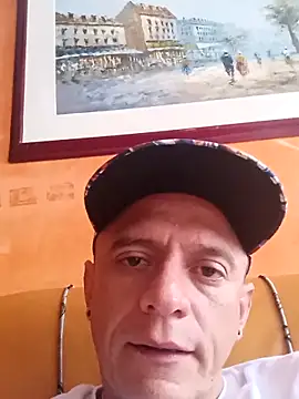 Snapshot of leon8013A chatting on 11.15.25 leon8013A online show from 11.15.25