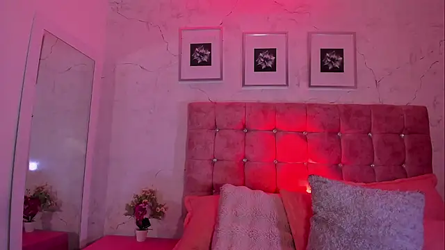 Snapshot of Maddy_Mills chatting on 12.15.25 Maddy Mills online show from 12.15.25