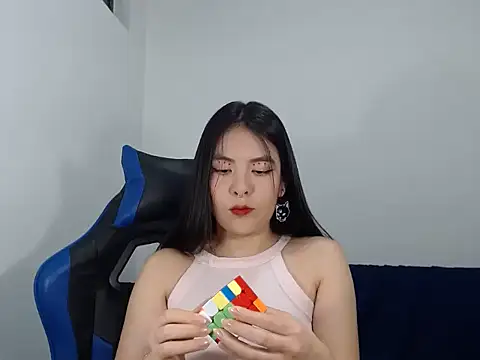 Snapshot of EloiseJun chatting on 10.26.25 EloiseJun online show from 10.26.25