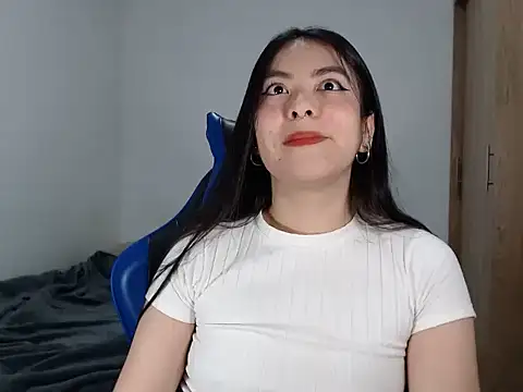 Snapshot of EloiseJun chatting on 11.23.25 EloiseJun online show from 11.23.25