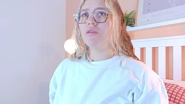 Snapshot of BelaMiller_ chatting on 09.20.25 BelaMiller  online show from 09.20.25