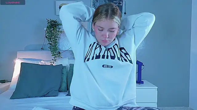 Snapshot of BelaMiller_ chatting on 09.23.25 BelaMiller  online show from 09.23.25