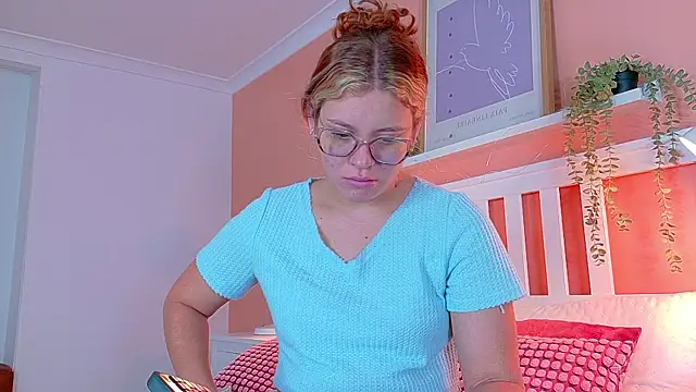 Snapshot of BelaMiller_ chatting on 09.29.25 BelaMiller  online show from 09.29.25