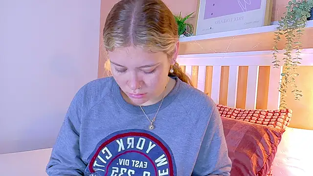 Snapshot of BelaMiller_ chatting on 10.01.25 BelaMiller  online show from 10.01.25