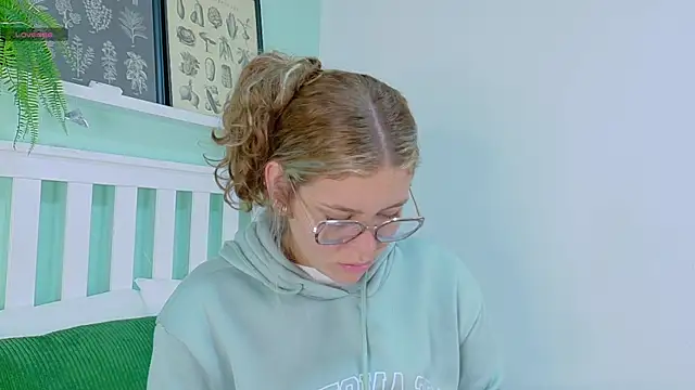 Snapshot of BelaMiller_ chatting on 10.07.25 BelaMiller  online show from 10.07.25