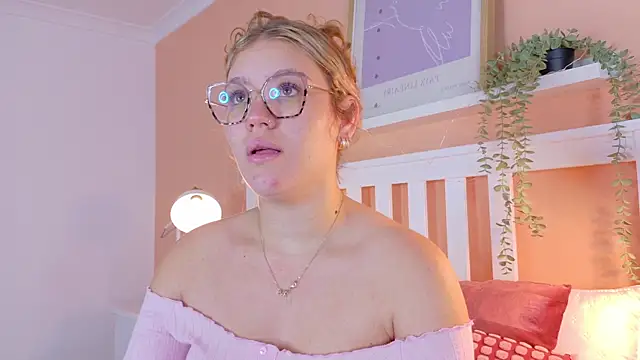 Snapshot of BelaMiller_ chatting on 10.21.25 BelaMiller  online show from 10.21.25