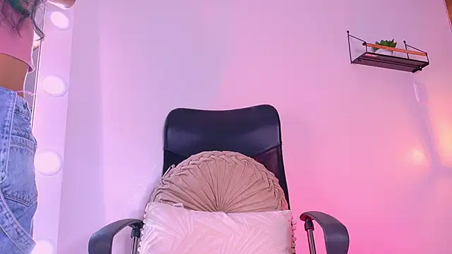 Snapshot of TiffValentinee_ chatting on 10.06.25 TiffValentinee online show from 10.06.25