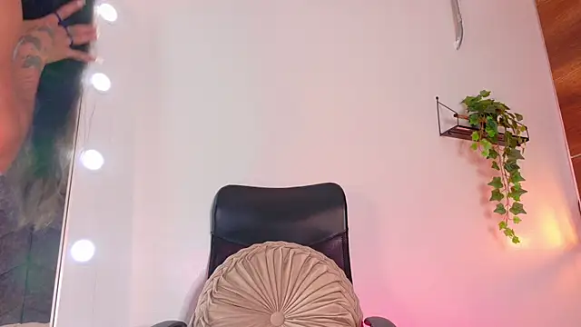 Snapshot of TiffValentinee_ chatting on 10.20.25 TiffValentinee online show from 10.20.25