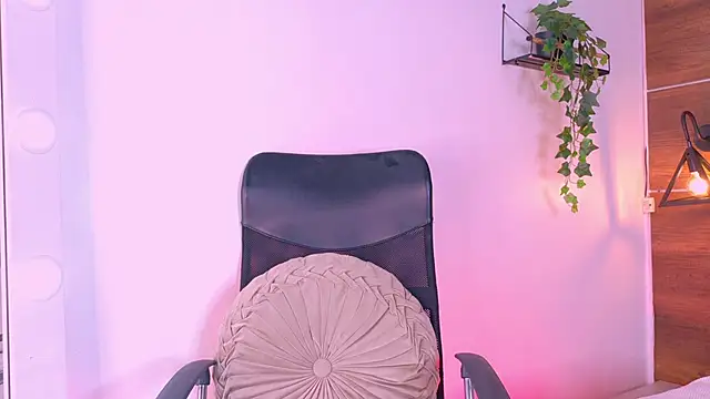 Snapshot of TiffValentinee_ chatting on 11.05.25 TiffValentinee online show from 11.05.25