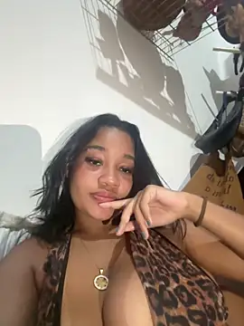 Snapshot of hillarymoreninha chatting on 09.25.25 hillarymoreninha online show from 09.25.25