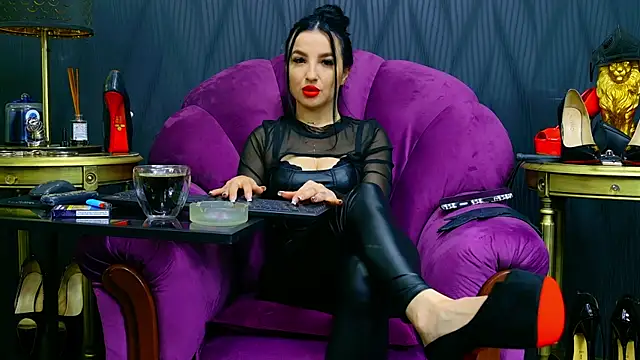 Snapshot of VivianReeve chatting on 06.13.26 VivianReeve online show from 06.13.26