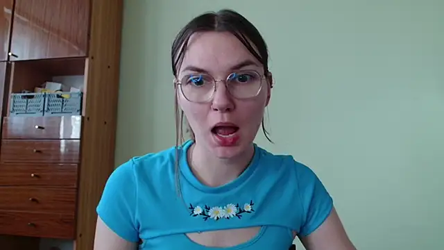 LooveELLYx online show from 10.10.25