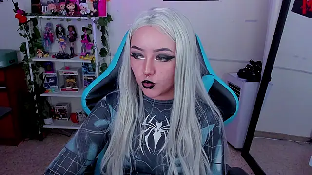 Snapshot of Makii_33 chatting on 11.23.25 Makii 33 online show from 11.23.25