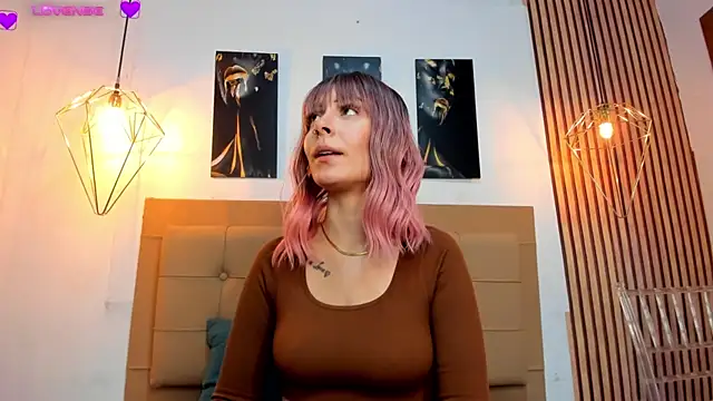 Snapshot of alesziarose chatting on 09.18.25 alesziarose online show from 09.18.25