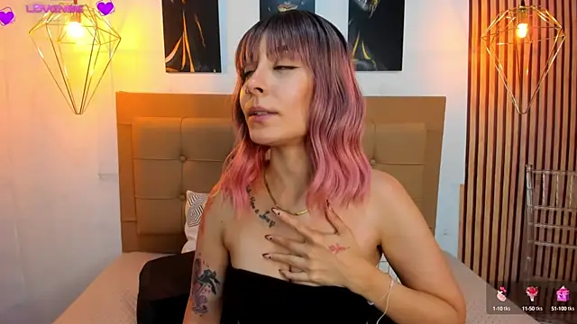 Snapshot of alesziarose chatting on 09.24.25 alesziarose online show from 09.24.25