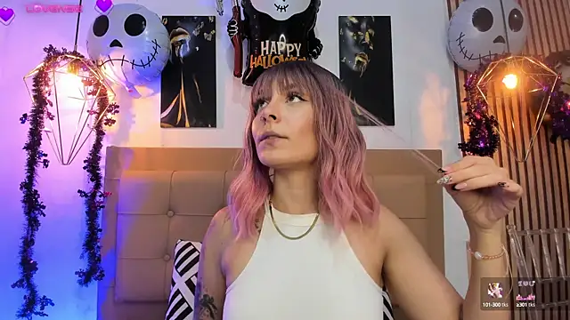 Snapshot of alesziarose chatting on 10.13.25 alesziarose online show from 10.13.25