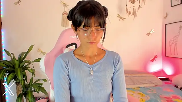 Snapshot of princessluna_19 chatting on 05.16.26 princessluna 19 online show from 05.16.26