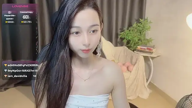 Snapshot of Yin-LL chatting on 10.29.25 Yin-LL online show from 10.29.25