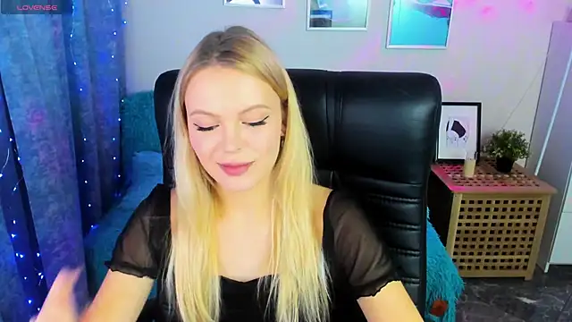 Snapshot of KatherineePierce chatting on 10.18.25 KatherineePierce online show from 10.18.25