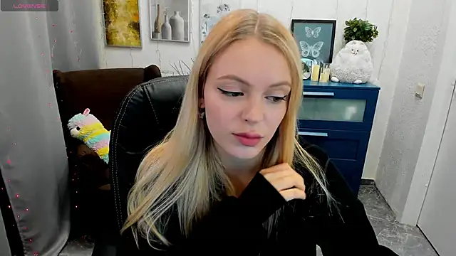 Snapshot of KatherineePierce chatting on 10.20.25 KatherineePierce online show from 10.20.25