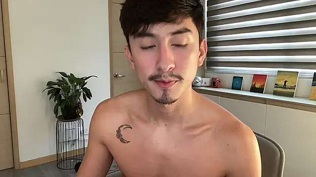 Snapshot of sweettaaron01 chatting on 10.22.25 sweettaaron01 online show from 10.22.25