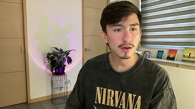 Snapshot of sweettaaron01 chatting on 10.25.25 sweettaaron01 online show from 10.25.25