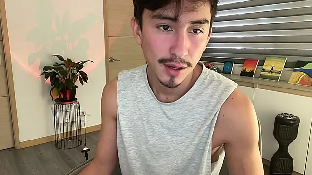 Snapshot of sweettaaron01 chatting on 10.29.25 sweettaaron01 online show from 10.29.25