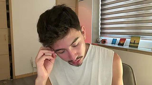 Snapshot of sweettaaron01 chatting on 12.19.25 sweettaaron01 online show from 12.19.25