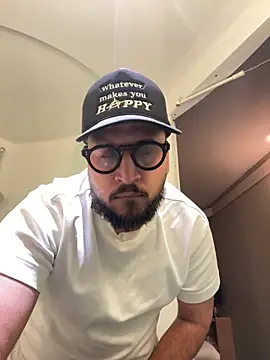 Snapshot of ariseen chatting on 11.20.25 ariseen online show from 11.20.25