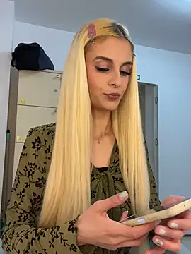 SelenaDaze online show from 04.25.26