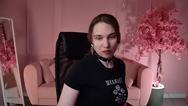Snapshot of TessaMill chatting on 05.22.26 TessaMill online show from 05.22.26
