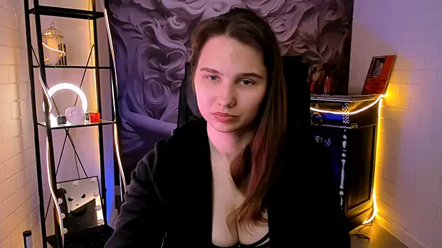 Snapshot of TessaMill chatting on 06.18.26 TessaMill online show from 06.18.26
