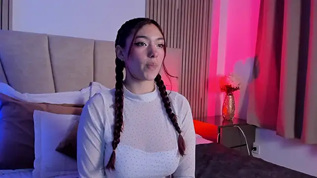 Snapshot of Victoria_Beaumont chatting on 10.30.25 Victoria Beaumont online show from 10.30.25