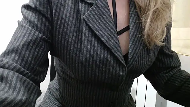 Snapshot of SerenaMilf chatting on 03.17.26 SerenaMilf online show from 03.17.26